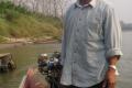 016chauffeur_long_tail_mekong Notre pilote sur le Mekong. Le bateau a un moteur de voiture sur lequel a ete adapte un long arbre de transmission avec une helice, d'ou le nom de 