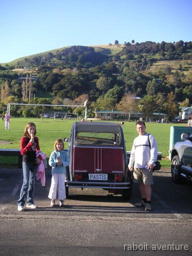 06_nz_1404_pastis Dans la petite ville d'Akaroa, belle immatriculation pour cette Deuch. Le proprietaire fait bien sur partie du club des citroenistes de NZ.