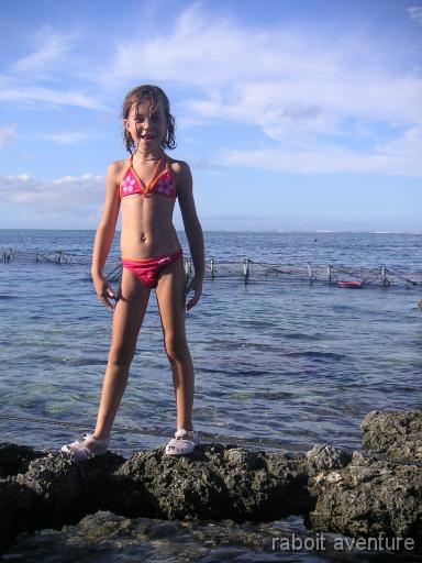 12_Moorea_2105_mathilde_lagonarium Mathilde la chasseuse en tenue de comat au Lagonarium, super de nager parmi les requins, raies et autres tortues de mer que l'on peut meme toucher (a l'exception des requins)
