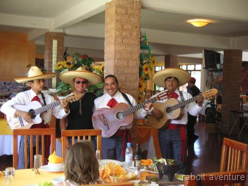 11Mexico_2806mariachischris Les Mariachis presents partout au mexique, pour 10 pesos (1dollar), il vous joue une chanson, genial.