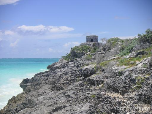 06PlayaDelCarmen_1907_Tulum Le site de Tulum au bord de la mer sur une falaise. Ce sont les ruines mayas les plus recentes du 13eme siecle.