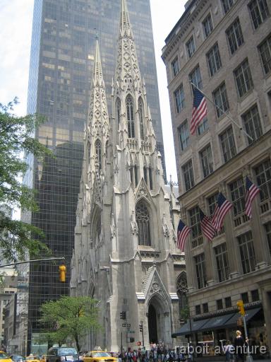 16NewYork_2607saintpatrick Eglise Saint Patrick maintenant coincee entre des buildings